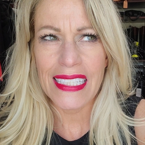 Darling, none of us are made out of money... But we can look like we are. 💃🏼👠 - Picture 4 of 8